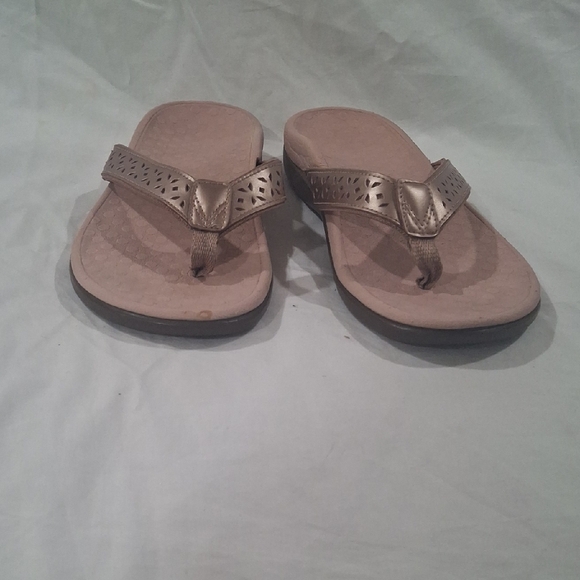 Vionic Women's Metallic Tan Women's Sandals Size 7 - Picture 3 of 7